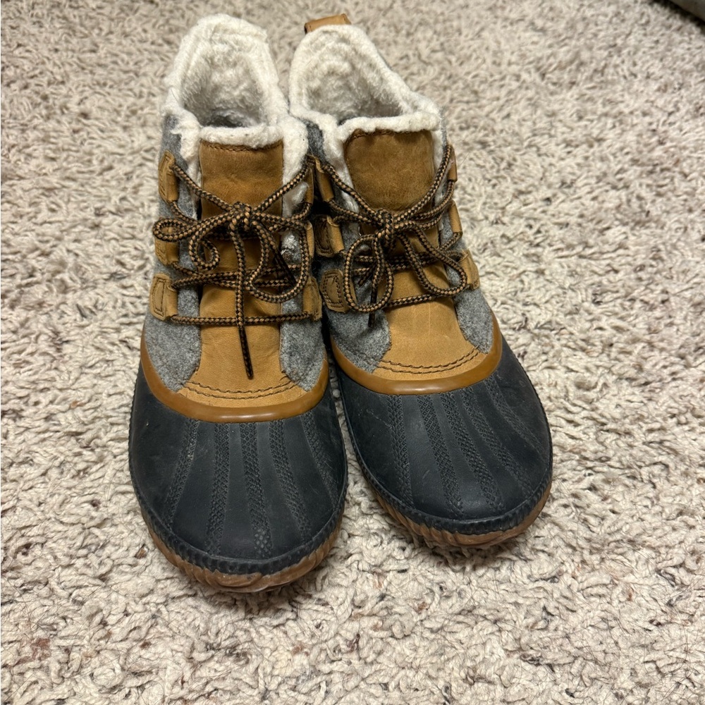 Women’s gently used Sorel out n about clogs